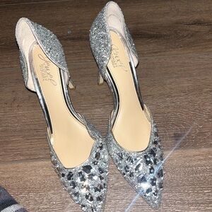 NWT! Jewel by Badgley Mischka Size 6 1/2 Jewelled Shoes. Silver